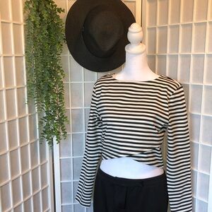 H&M Divided Black & White Striped L/S Crop Top in Size L. Excellent Condition!